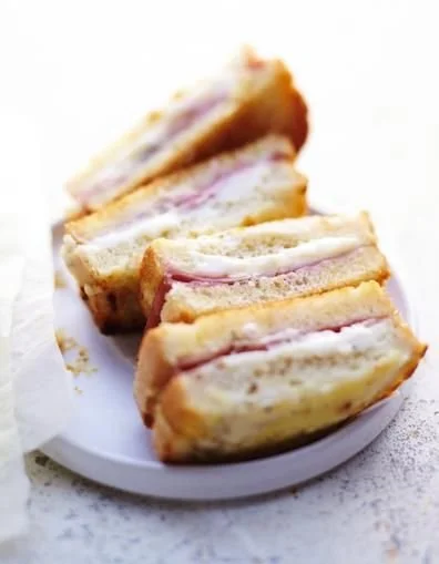 Un délicieux croque-monsieur grillé, garni de fromage et jambon.