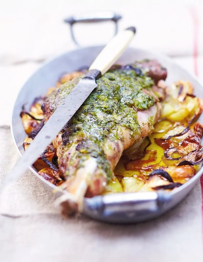 Gigot aux herbes accompagné d'une sauce à l'ail sur une assiette