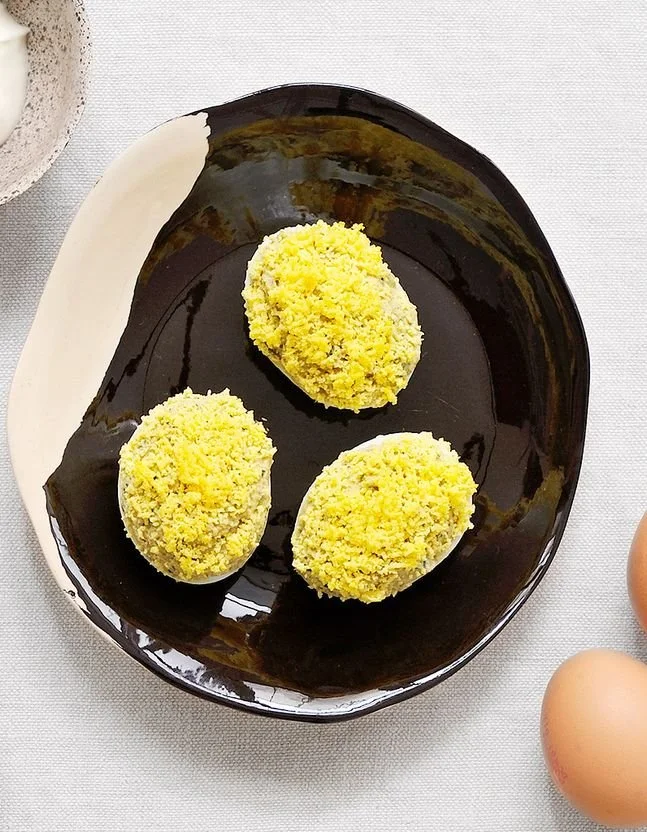 Oeufs mimosa garnis de thon, câpres et anchois, parfaits pour l'apéritif.