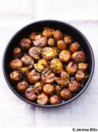 Petites pommes de terre écrasées prêtes à être servies dans une assiette