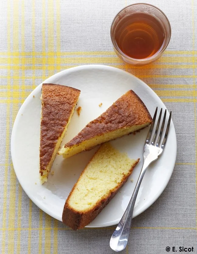 Gâteau quatre-quarts classique, moelleux et doré sur une assiette.