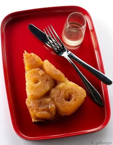 Tarte Tatin aux pommes caramélisées, un dessert classique français servi chaud.
